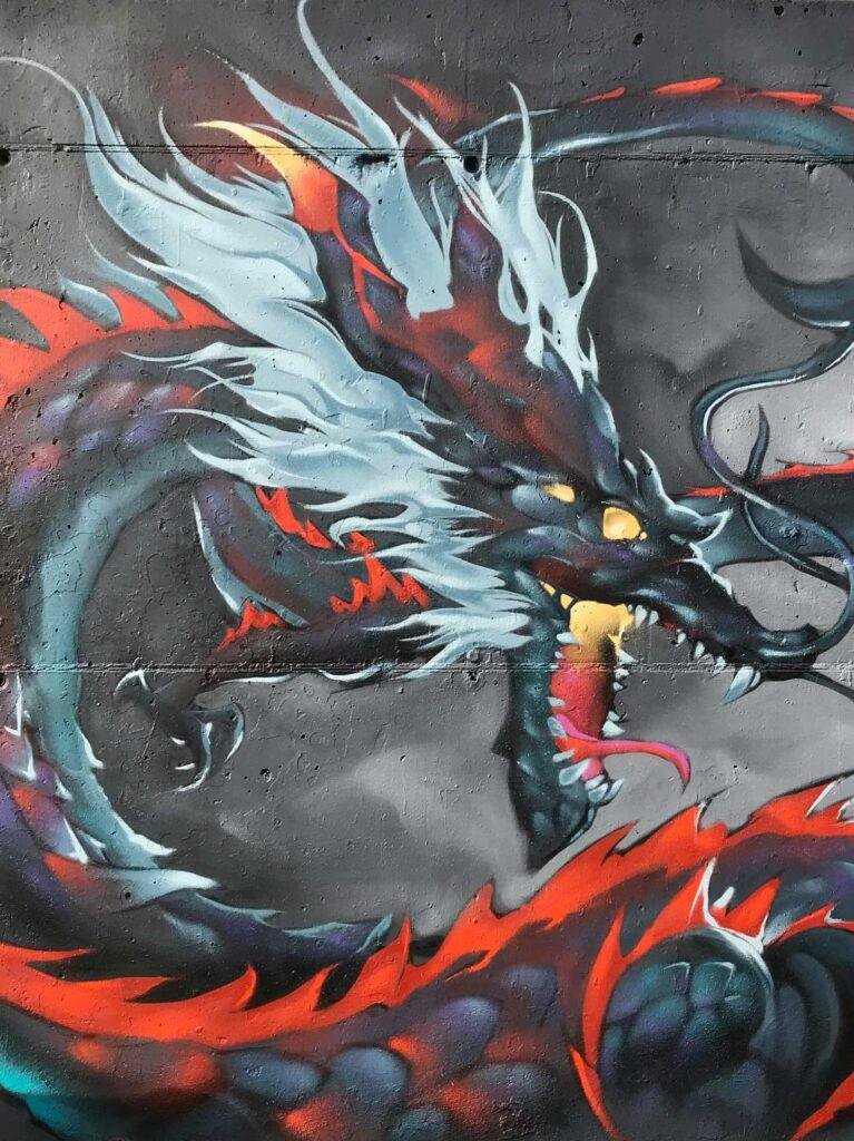 Mural urbano de dragón japonés en estilo mitológico con fuego