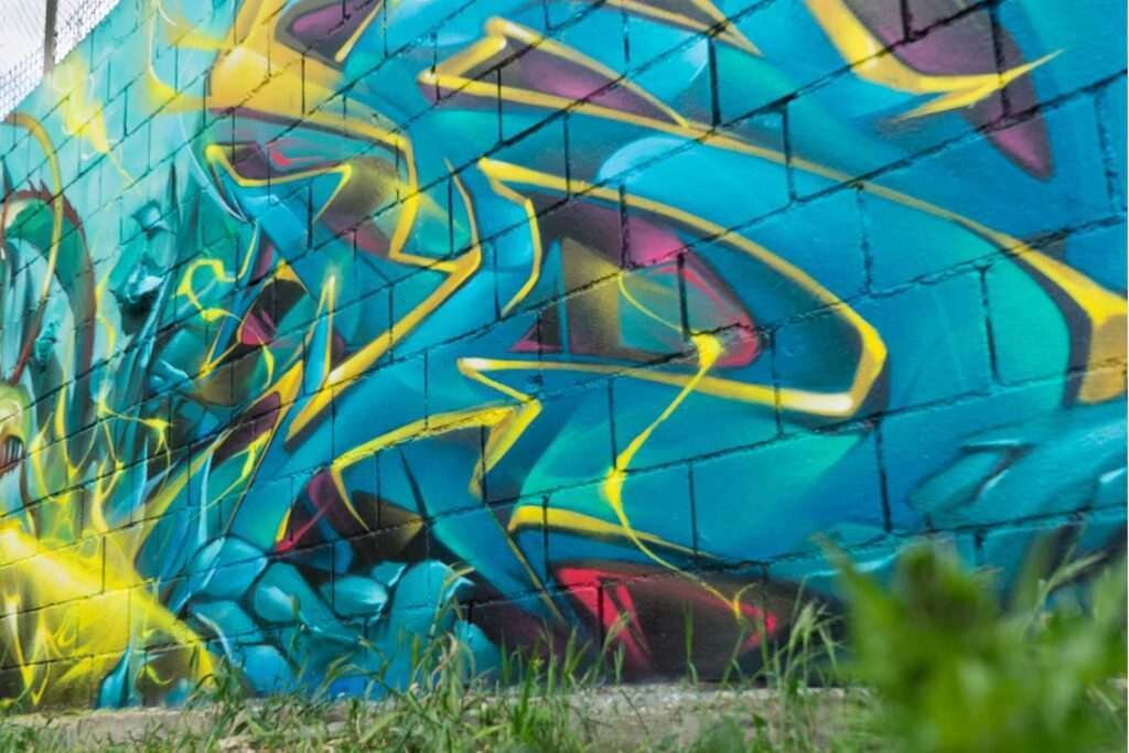 Graffiti de dragón lanzando fuego sobre fondo azul