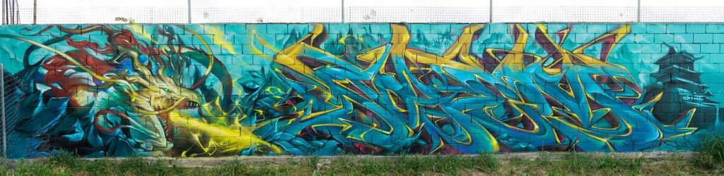 Graffiti de dragón lanzando fuego sobre fondo azul