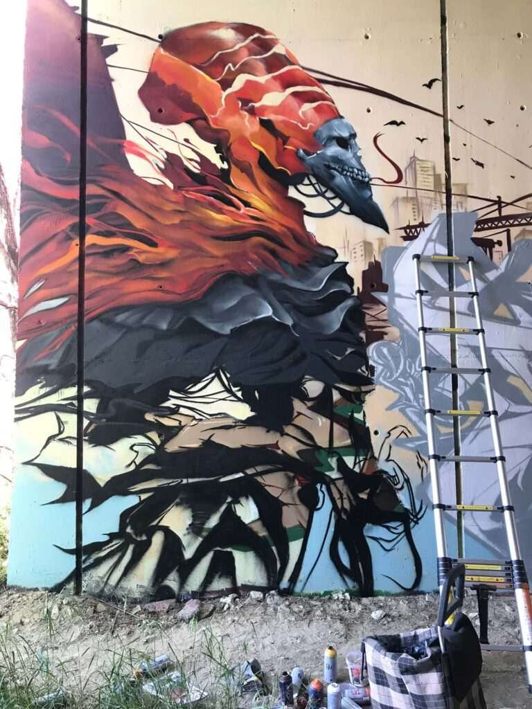 Graffiti de faraón egipcio con calavera y llamas en mural urbano