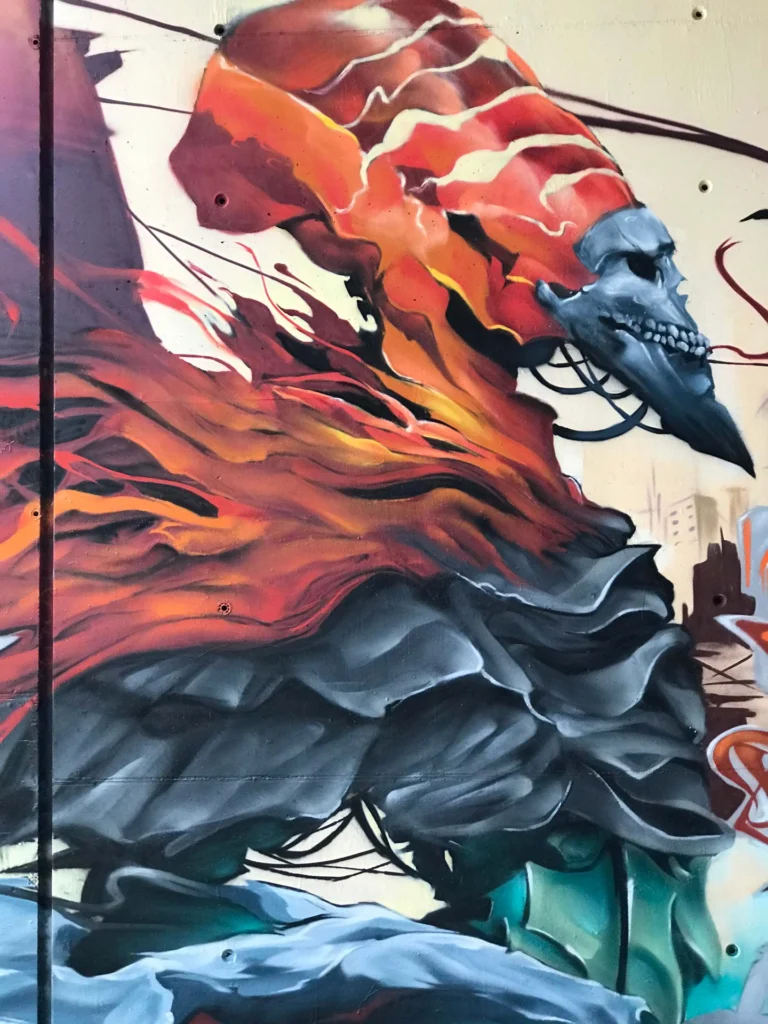 Graffiti de faraón egipcio con calavera y llamas en mural urbano