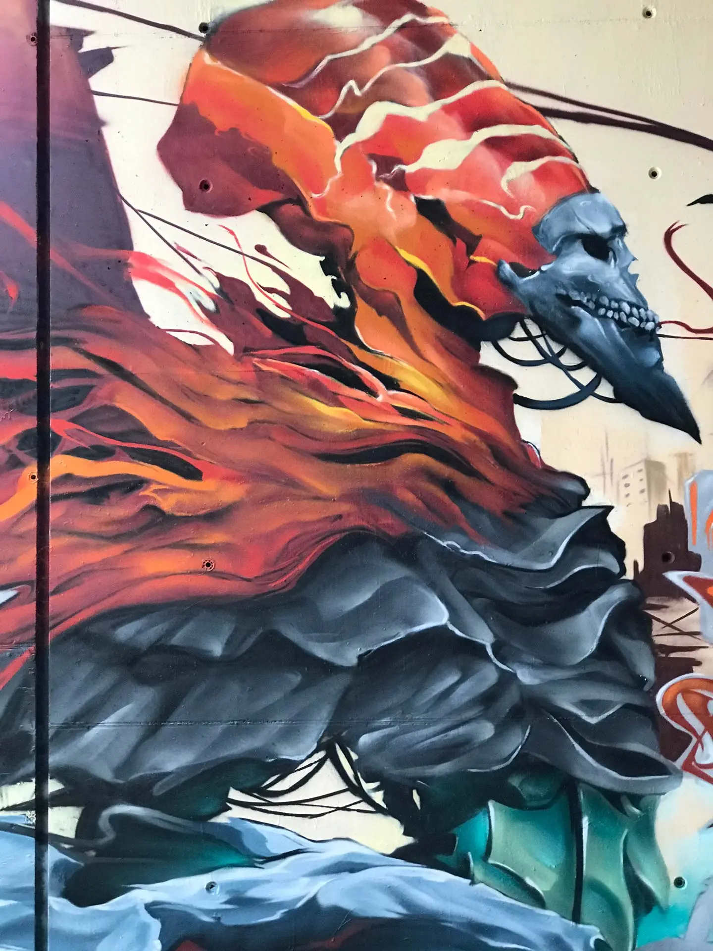 Graffiti de faraón egipcio con calavera y llamas en mural urbano