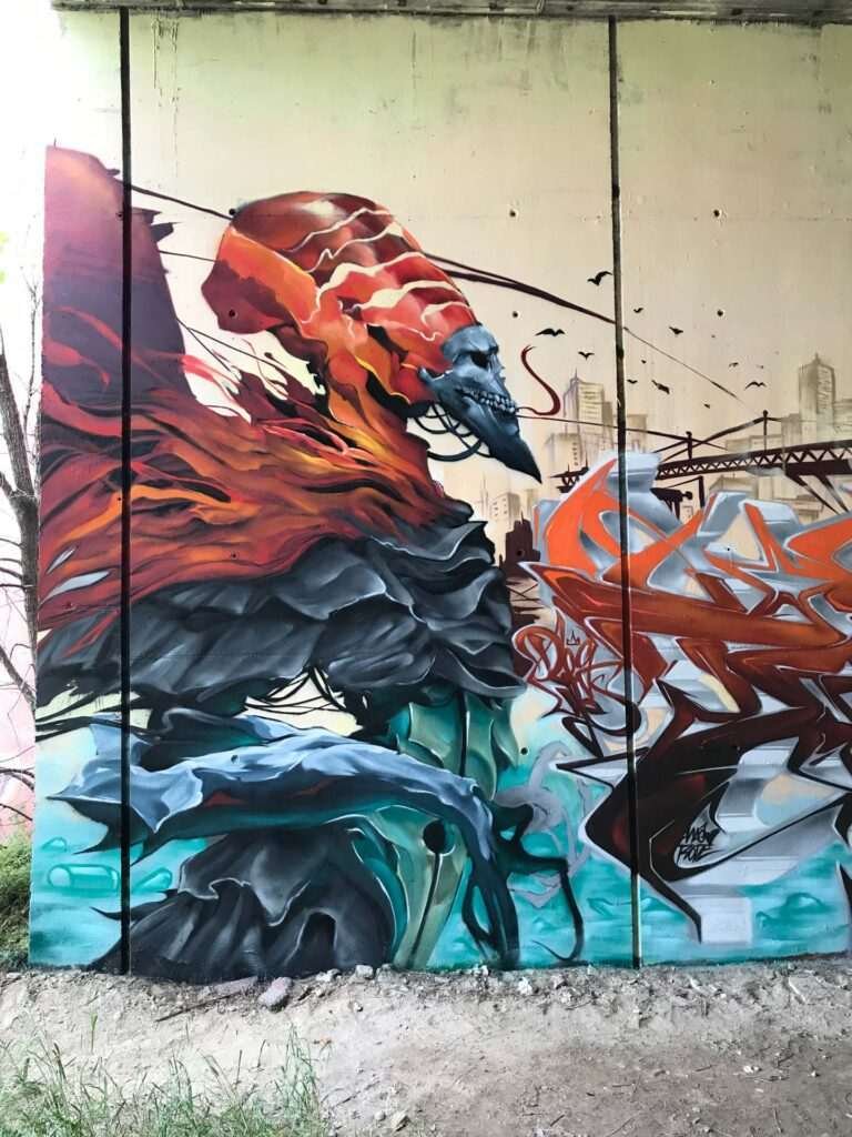 Graffiti de faraón egipcio con calavera y llamas en mural urbano