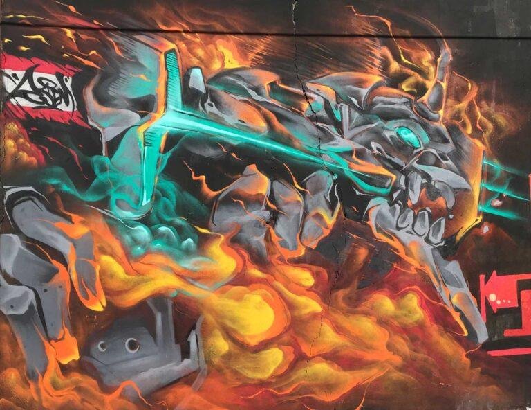 Mural graffiti Evangelion con mecha en llamas y energía