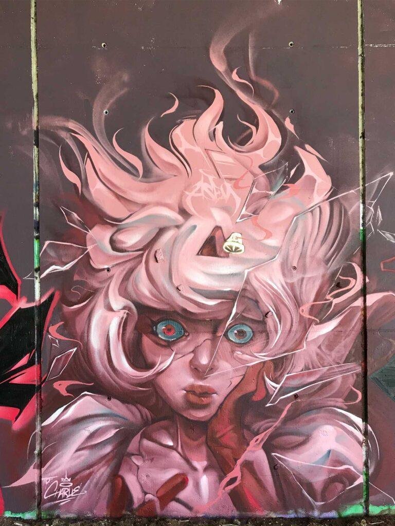 Mural urbano con retrato de hada fantástica entre cristales rotos