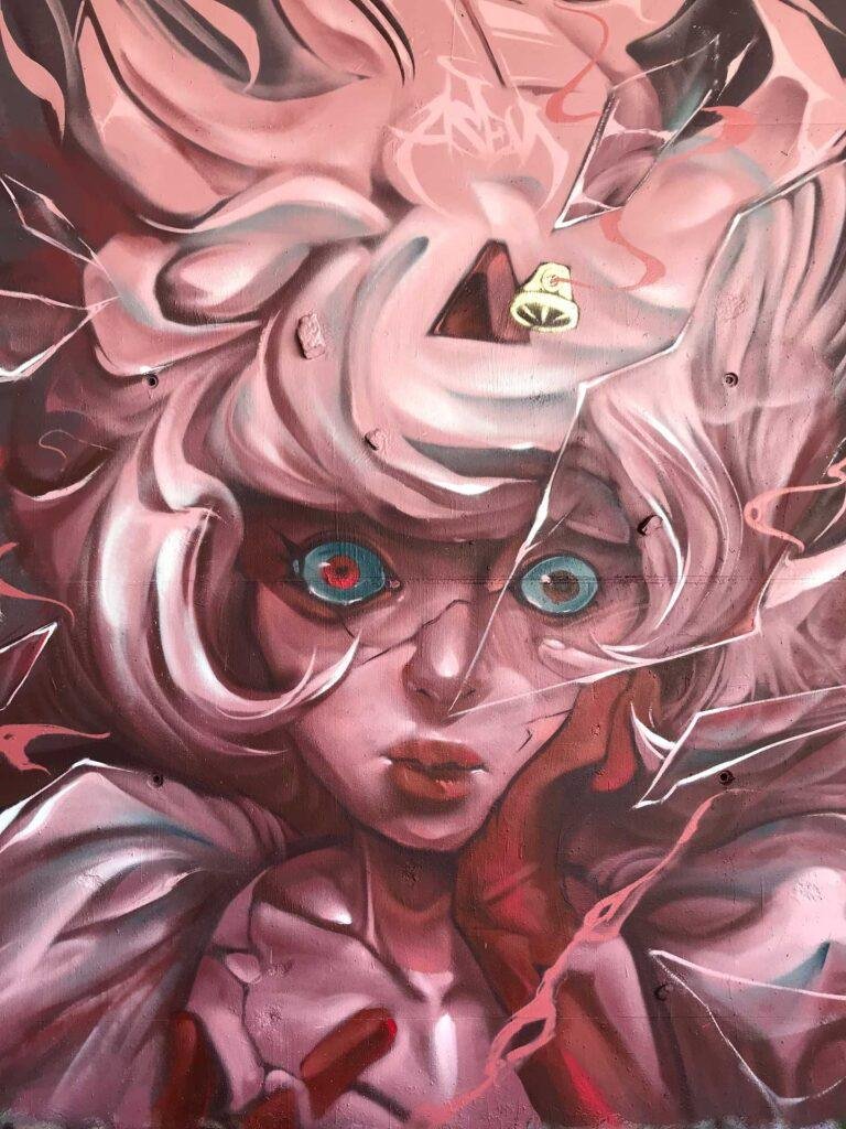 Mural urbano con retrato de hada fantástica entre cristales rotos