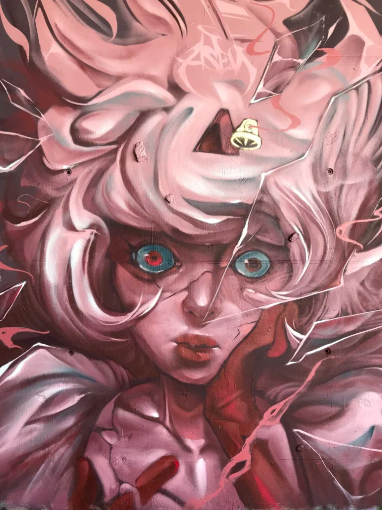 Mural urbano con retrato de hada fantástica entre cristales rotos