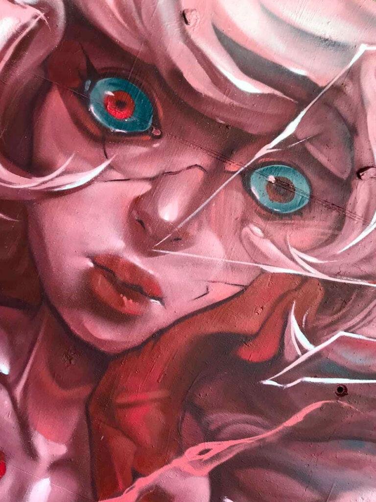 Mural urbano con retrato de hada fantástica entre cristales rotos