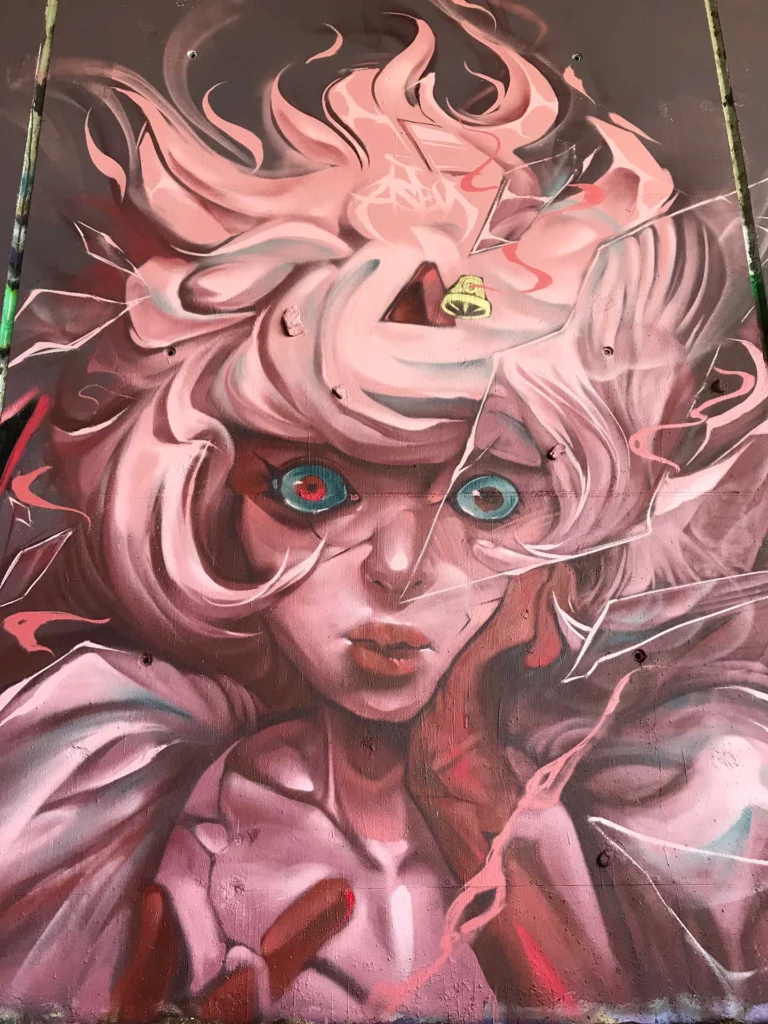 Mural urbano con retrato de hada fantástica entre cristales rotos