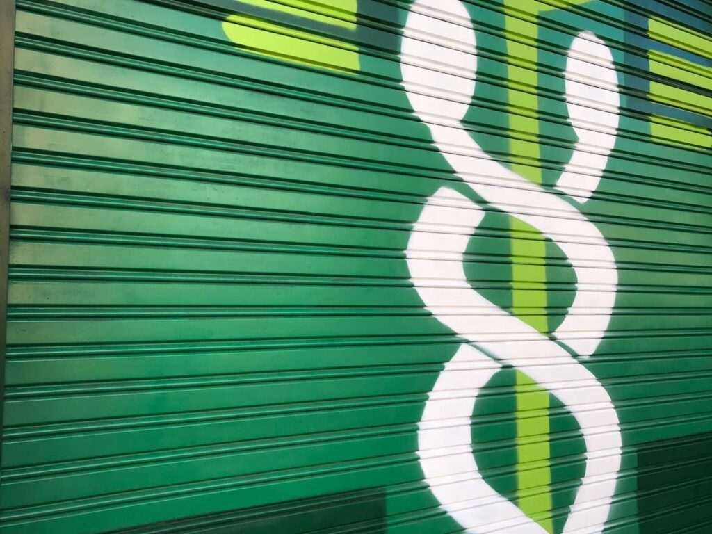 mural graffiti en farmacia
