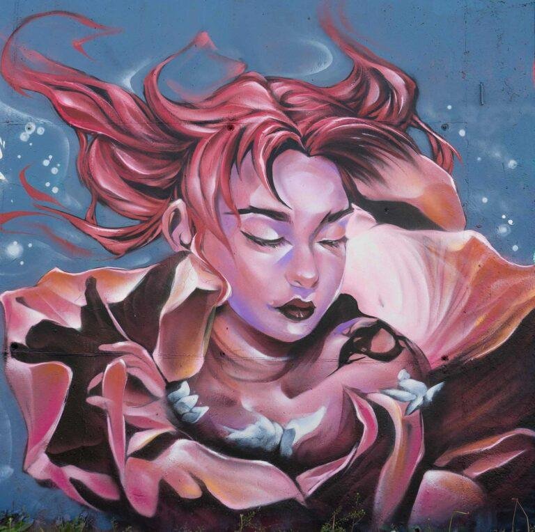 Graffiti hada con flores y cabello rosado