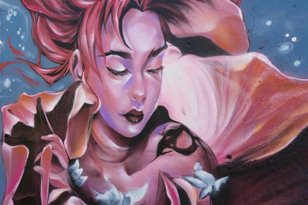 Graffiti hada con flores y cabello rosado