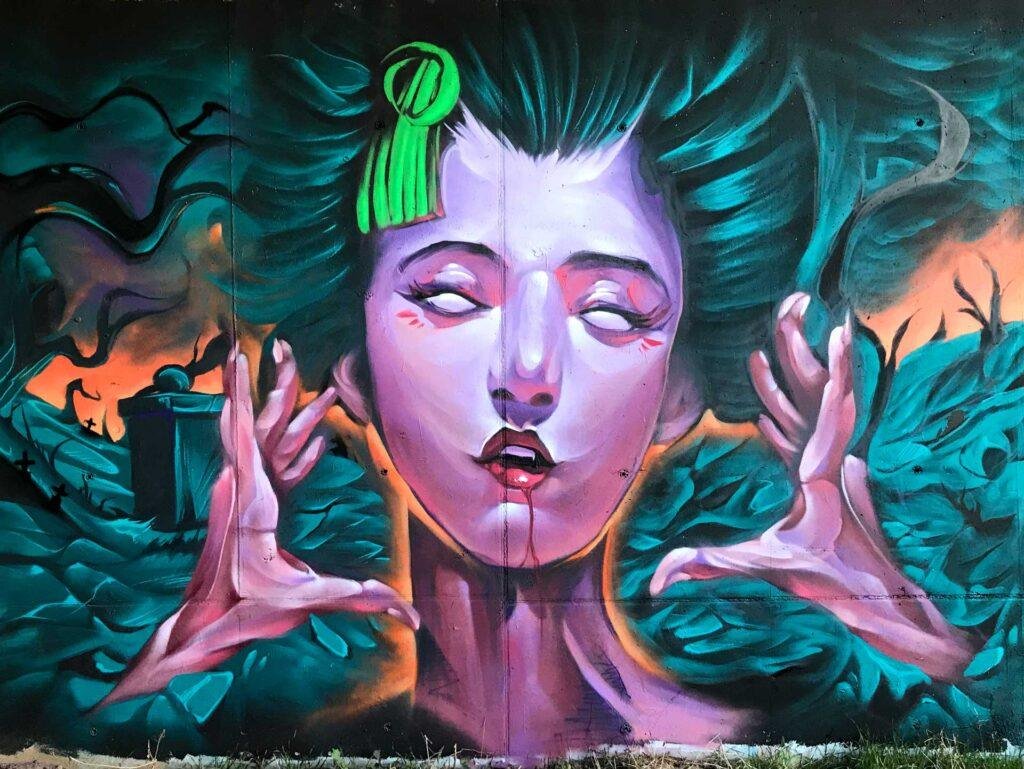 Mural urbano de una bruja realista con estilo ilustrativo y ambientación de Halloween