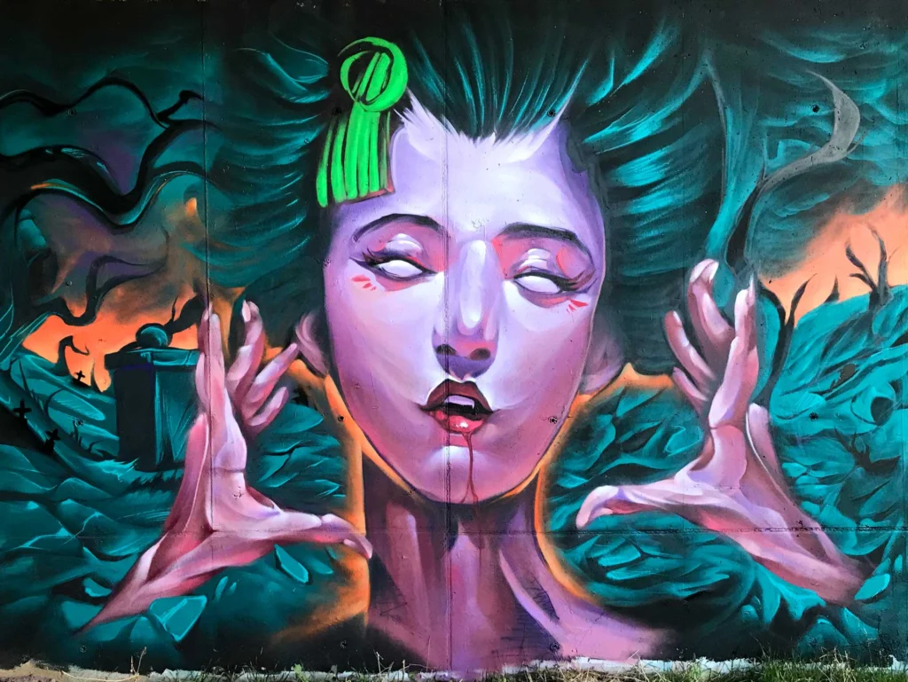 Mural urbano de una bruja realista con estilo ilustrativo y ambientación de Halloween
