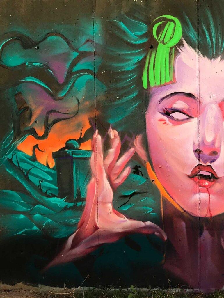 Mural urbano de una bruja realista con estilo ilustrativo y ambientación de Halloween