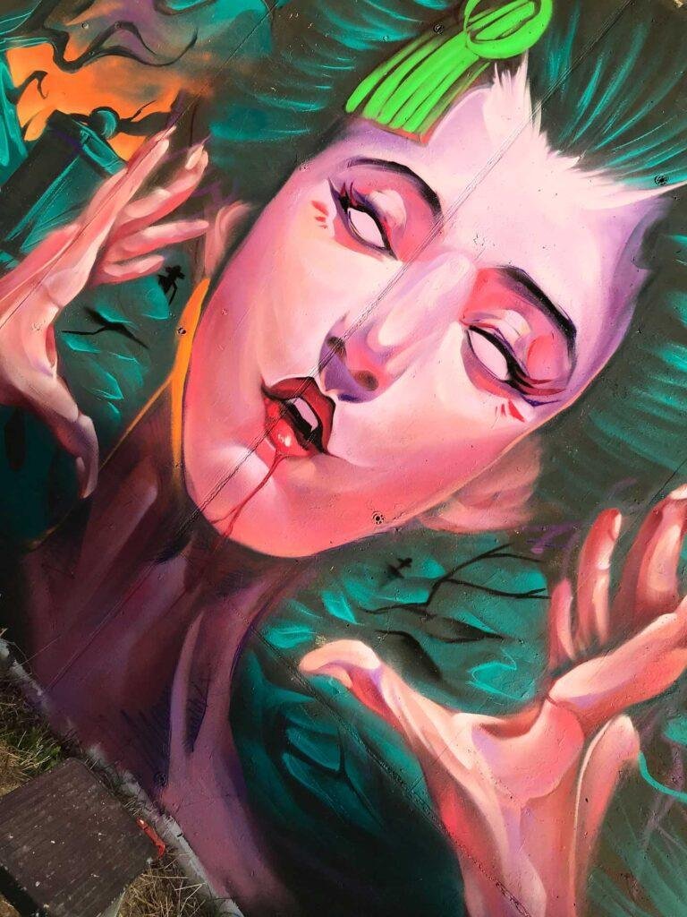 Mural urbano de una bruja realista con estilo ilustrativo y ambientación de Halloween