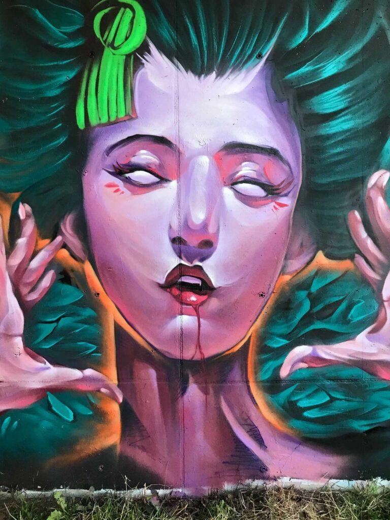 Mural urbano de una bruja realista con estilo ilustrativo y ambientación de Halloween