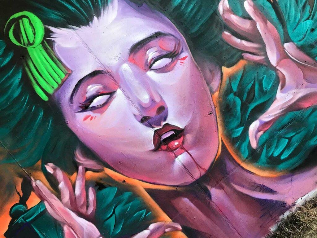 Mural urbano de una bruja realista con estilo ilustrativo y ambientación de Halloween