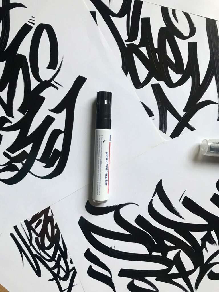 Tag graffiti artístico con trazo fluido y original