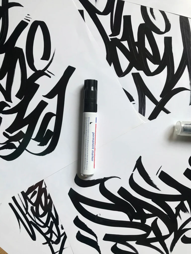 Tag graffiti artístico con trazo fluido y original