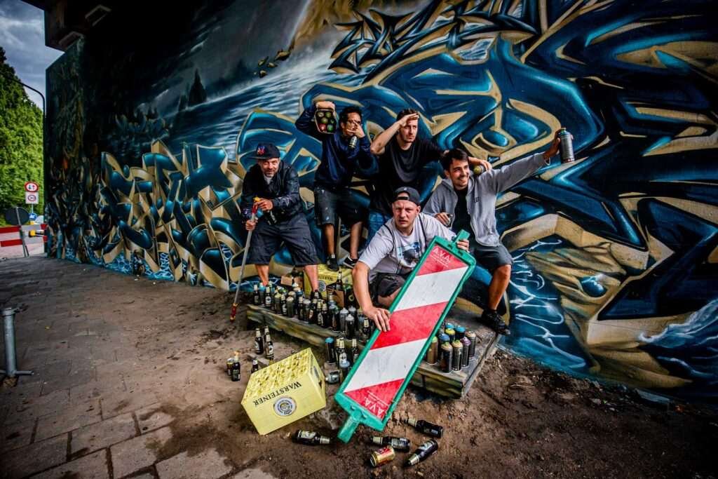 Graffiti artístico de barco y ciudad oscura en Dordrecht