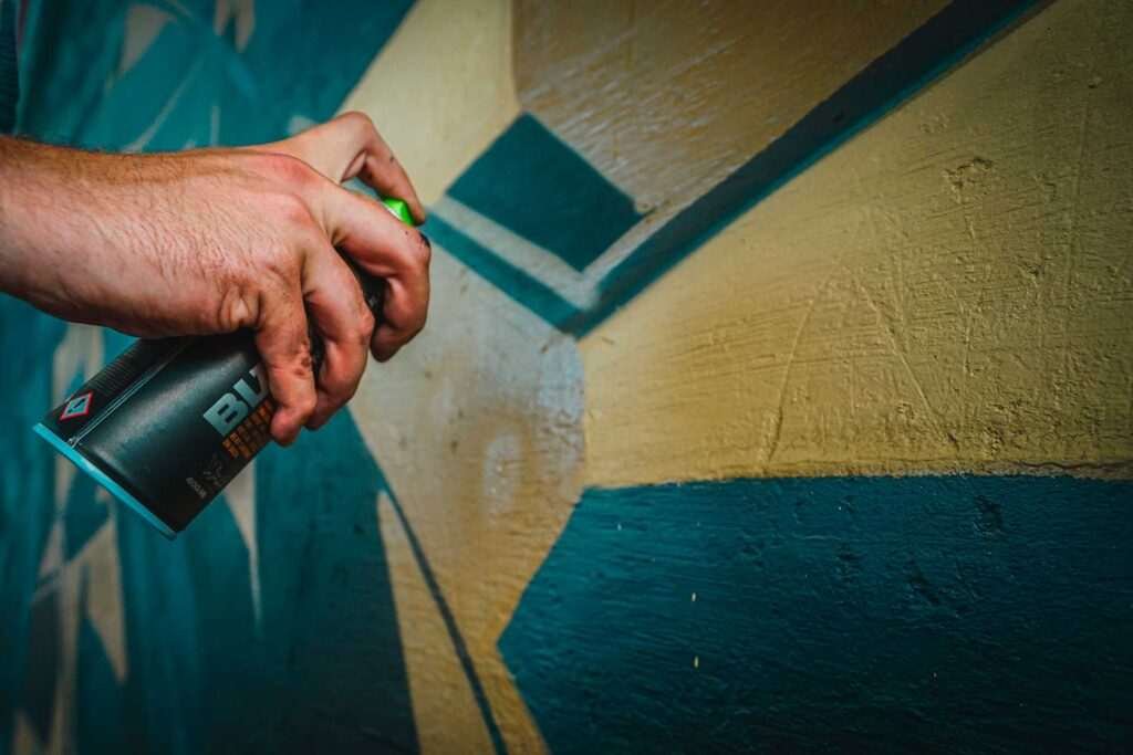 Graffiti artístico de barco y ciudad oscura en Dordrecht