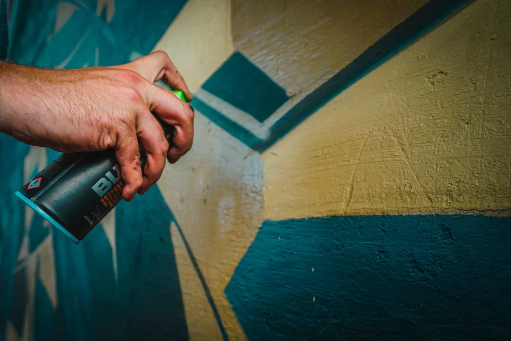 Graffiti artístico de barco y ciudad oscura en Dordrecht