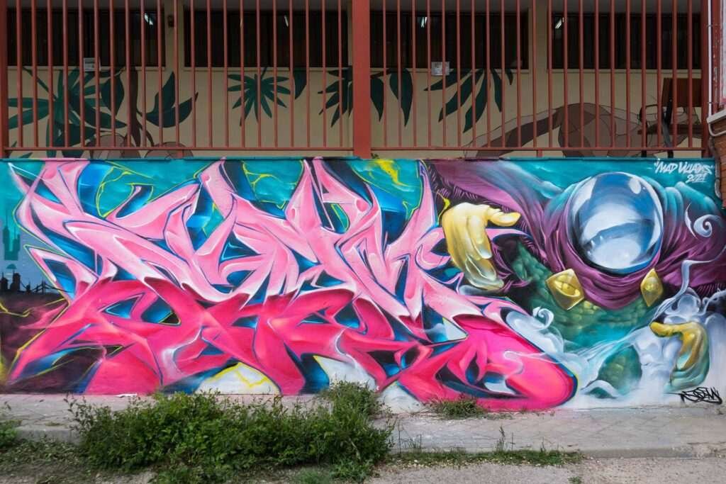 Graffiti de Misterio en mural urbano del centro comunitario Guatemala en Madrid