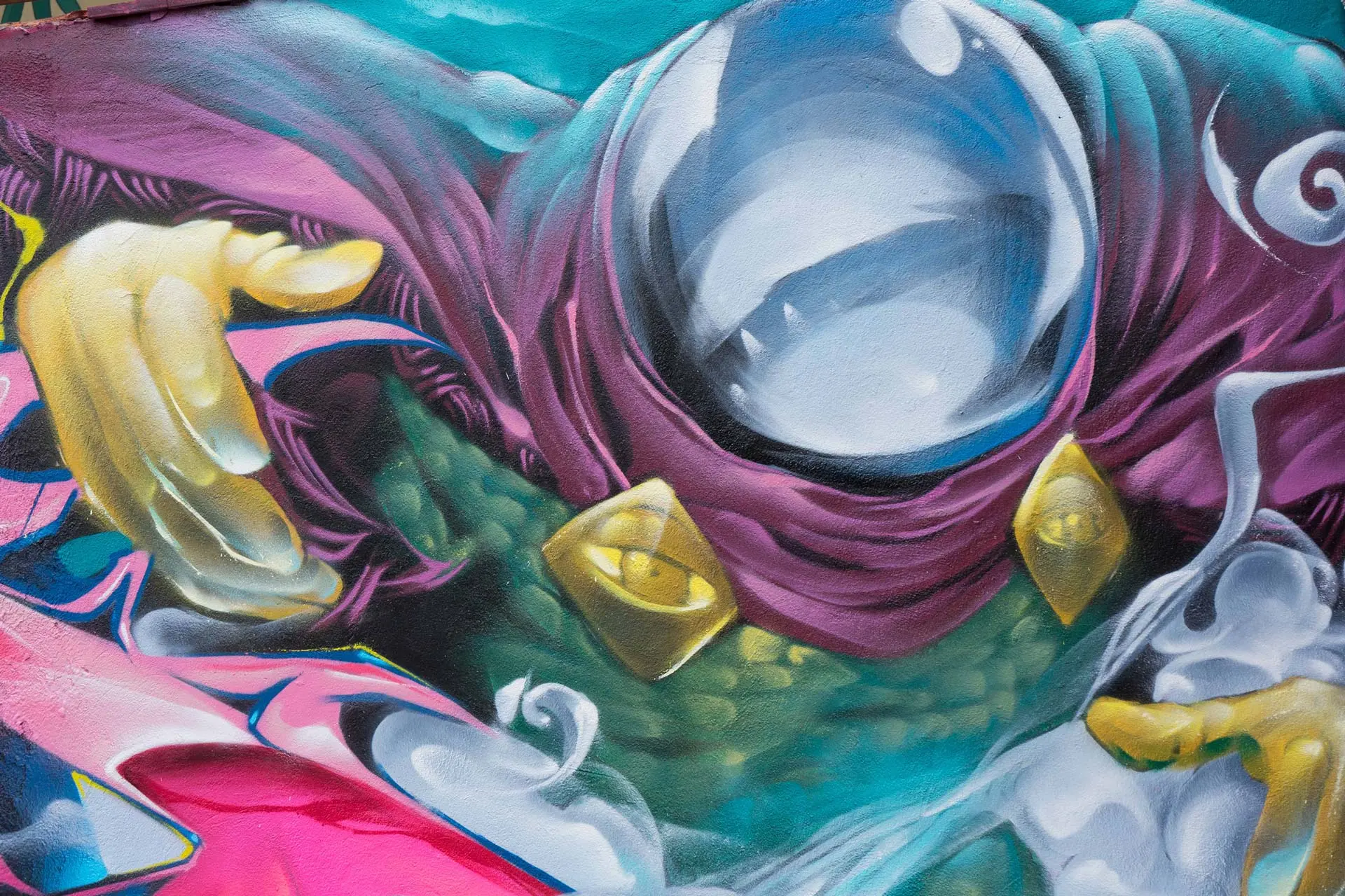 Graffiti de Misterio en mural urbano del centro comunitario Guatemala en Madrid