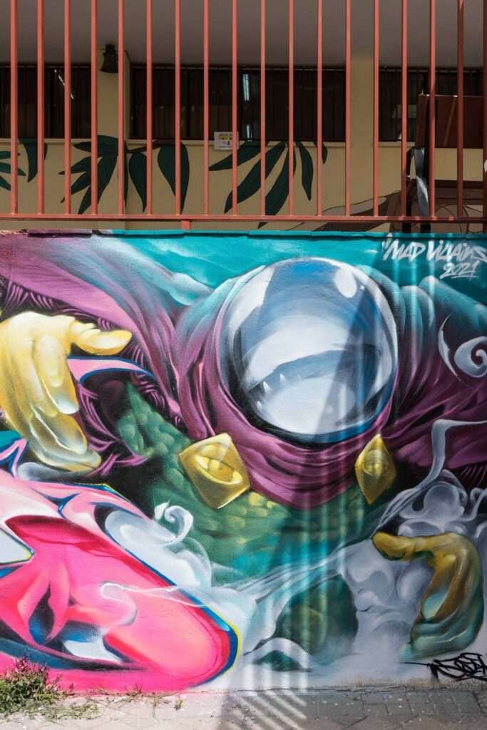 Graffiti de Misterio en mural urbano del centro comunitario Guatemala en Madrid