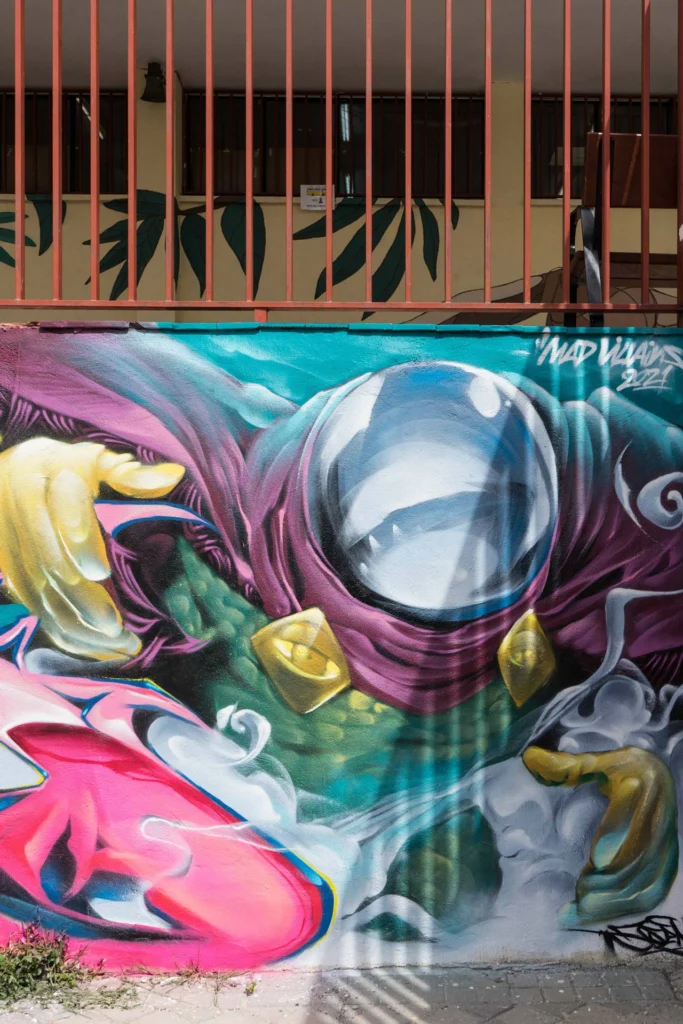 Graffiti de Misterio en mural urbano del centro comunitario Guatemala en Madrid