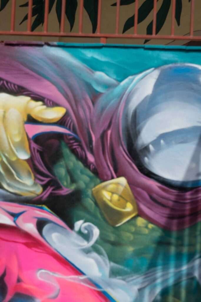 Graffiti de Misterio en mural urbano del centro comunitario Guatemala en Madrid