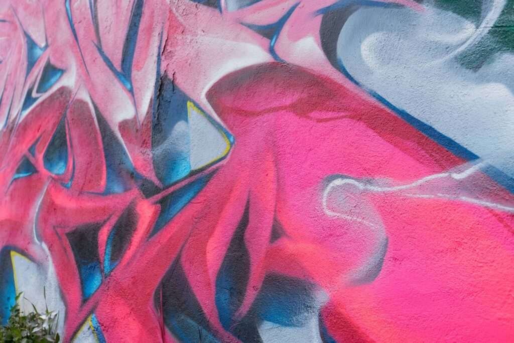 Graffiti de Misterio en mural urbano del centro comunitario Guatemala en Madrid