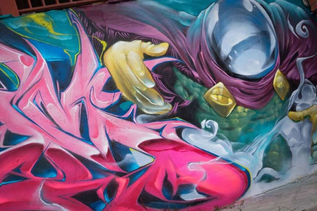 Graffiti de Misterio en mural urbano del centro comunitario Guatemala en Madrid