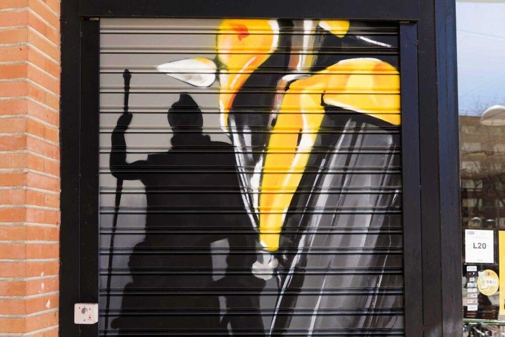 Moto deportiva amarilla y silueta urbana en mural para Gala Bravo Murillo, Madrid