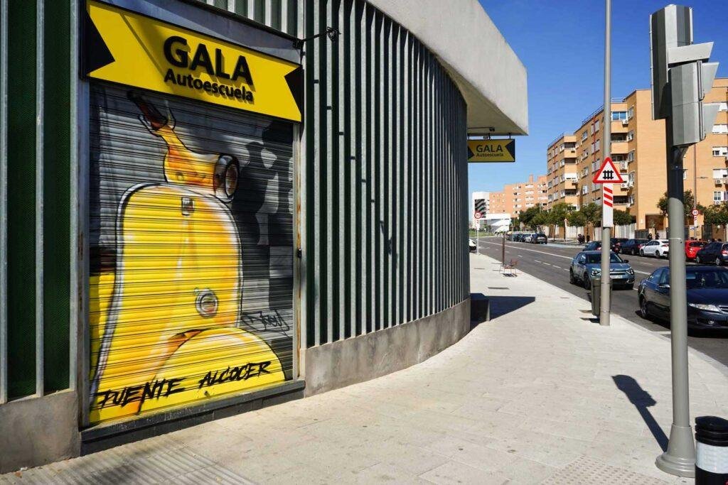 Mural Vespa amarilla Gala Puente Alcocer