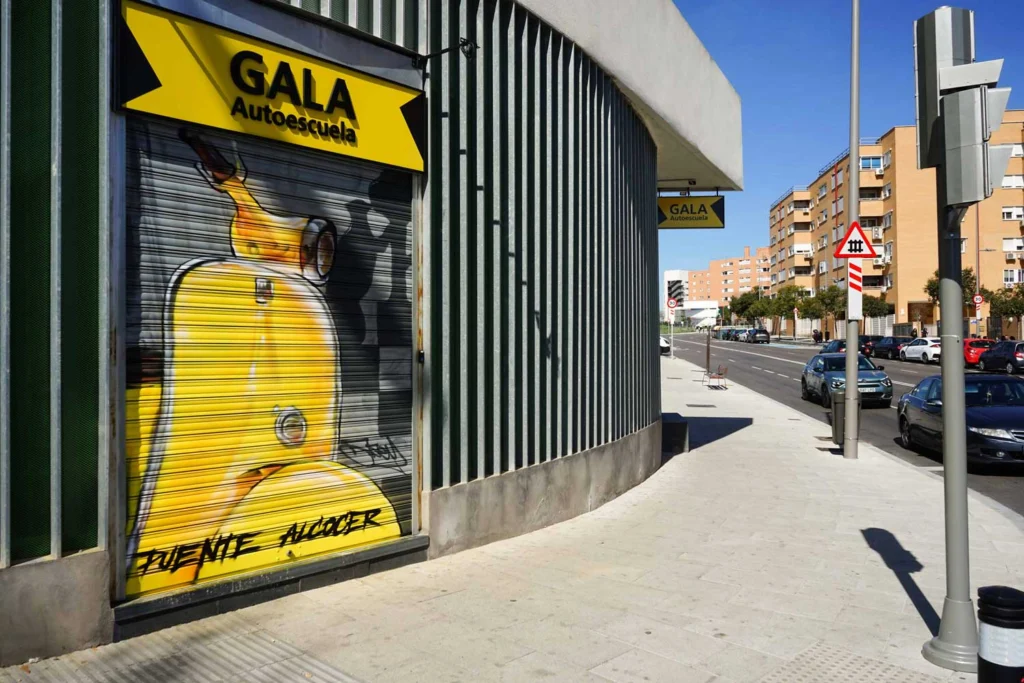 Mural Vespa amarilla Gala Puente Alcocer