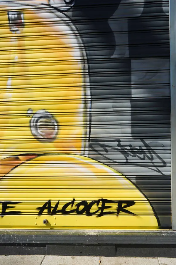 Graffiti mural Vespa amarilla