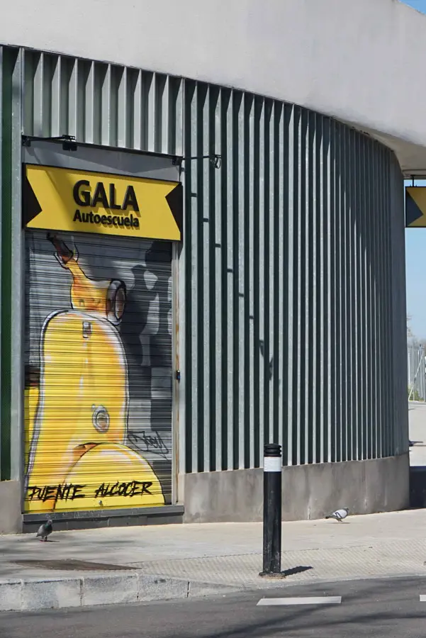 Mural Vespa amarilla Gala Puente Alcocer