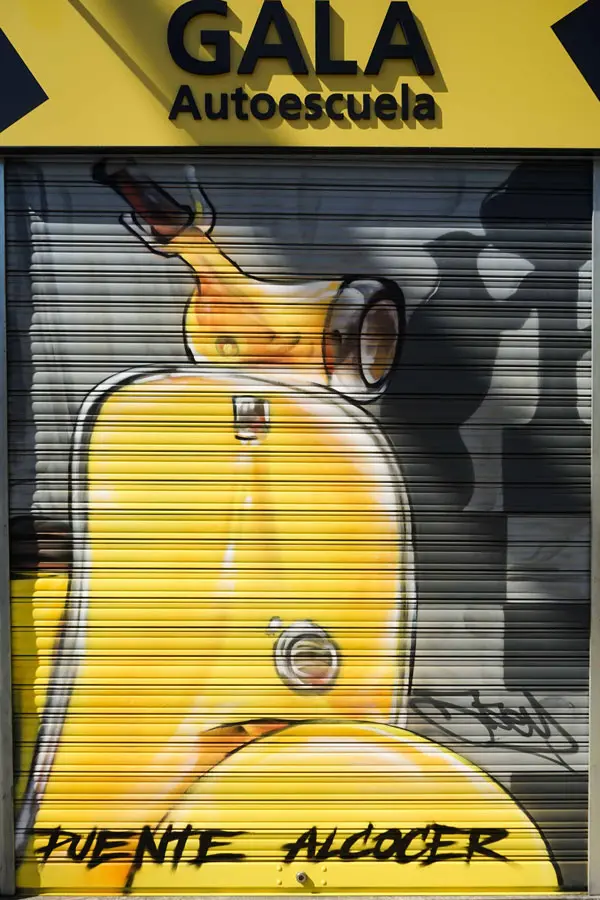 Mural Vespa amarilla Gala Puente Alcocer