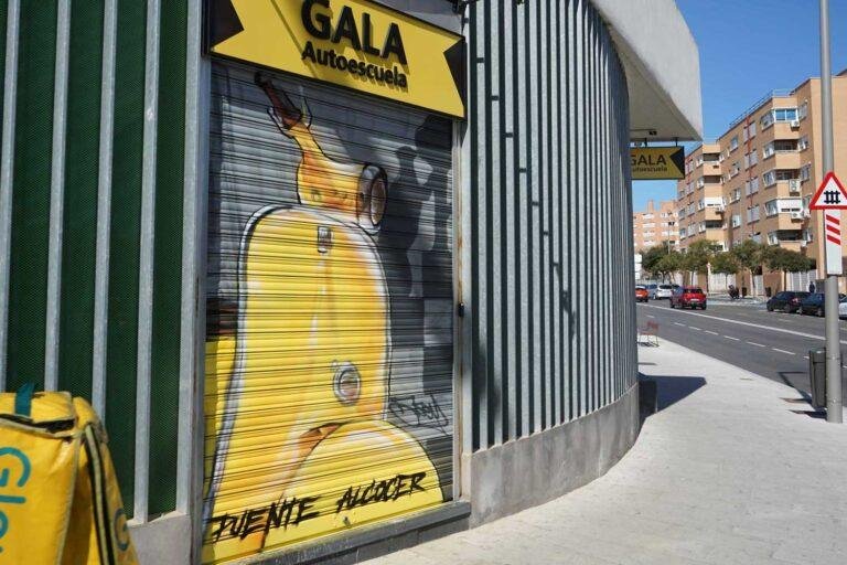 Mural Vespa amarilla Gala Puente Alcocer