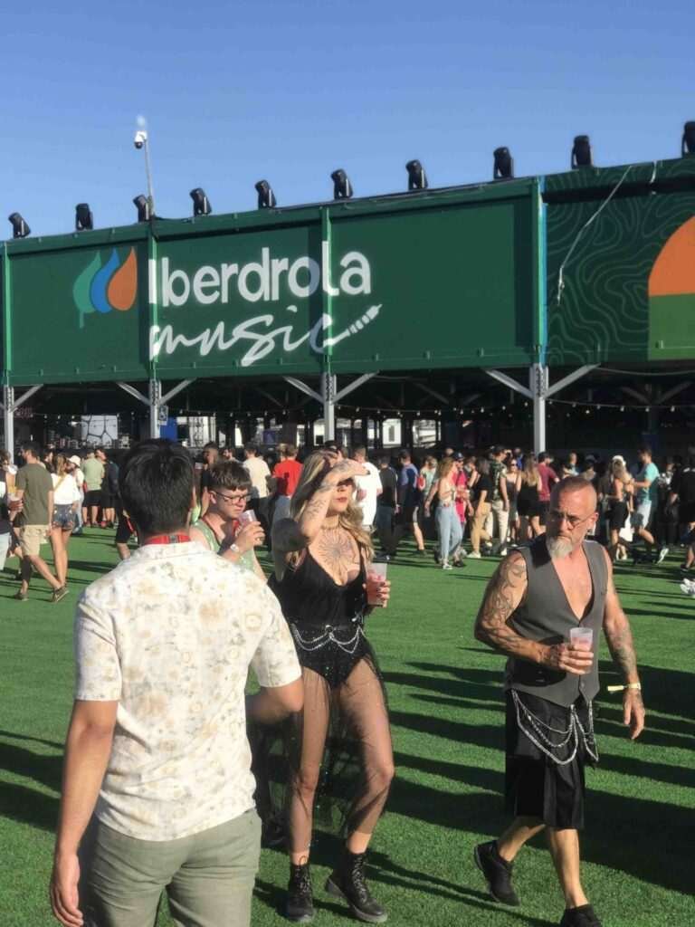 Decoración mural urbana para zona VIP de festival en Madrid