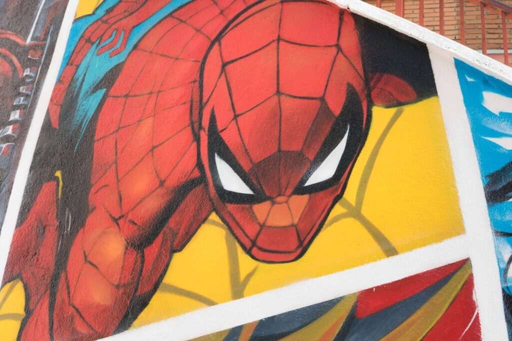 Mural en Akira Books Madrid con Spiderman, Goku, Wonder Woman, Luffy, Darth Vader y Black Panther