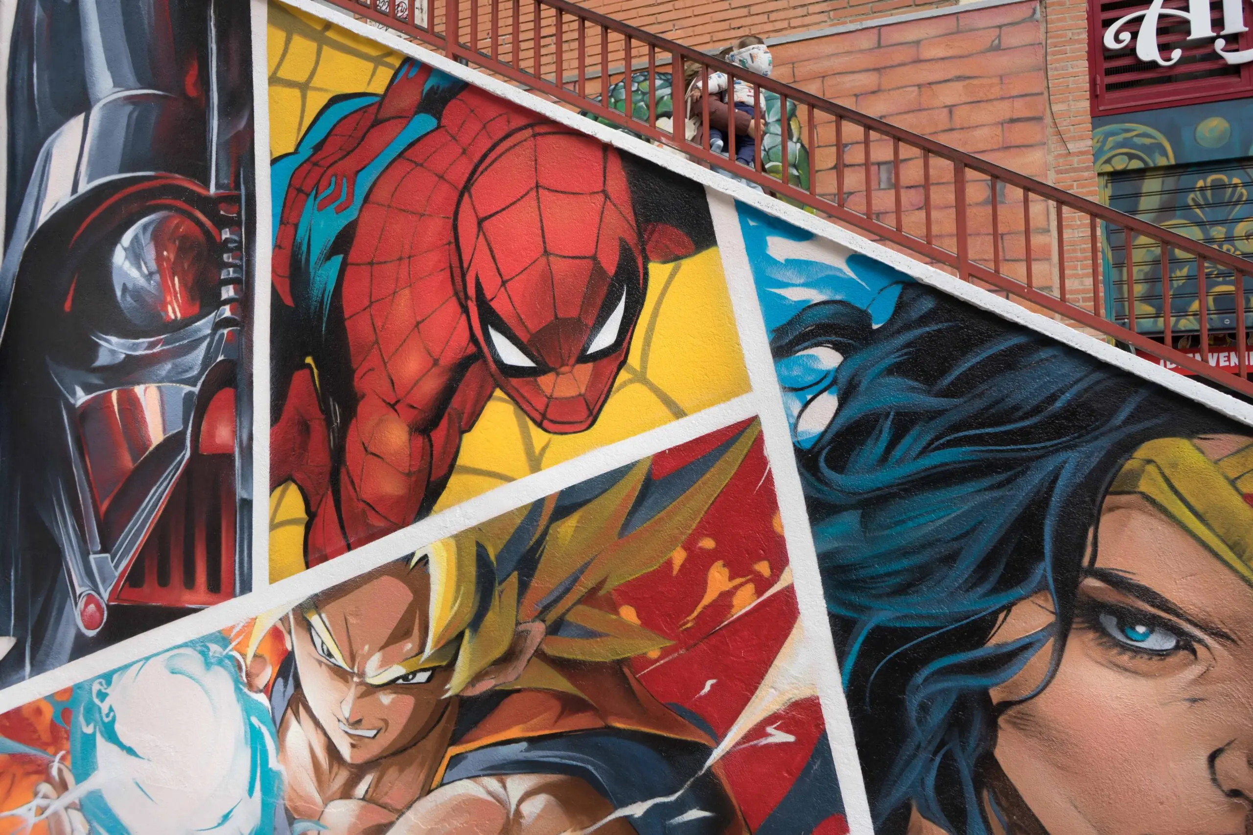 Mural de superhéroes pintado en la fachada de la librería Akira Comics de Madrid