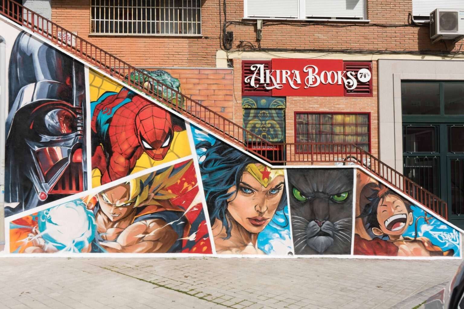 Mural de superhéroes a todo color de Akira Comics, Madrid