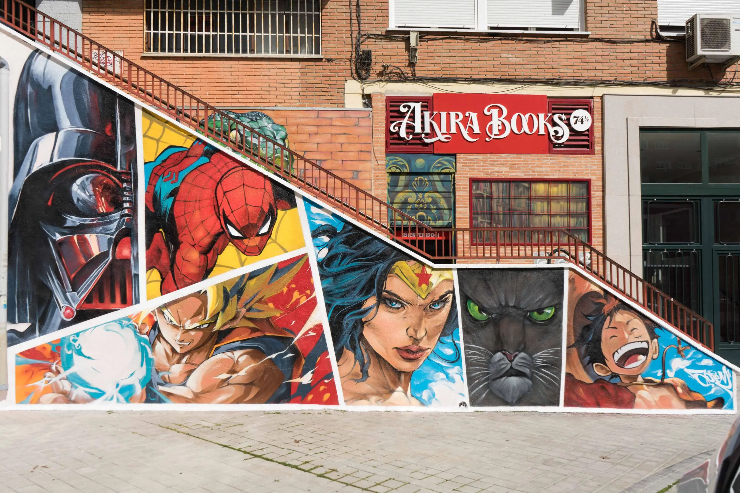 Mural en Akira Books Madrid con Spiderman, Goku, Wonder Woman, Luffy, Darth Vader y Black Panther