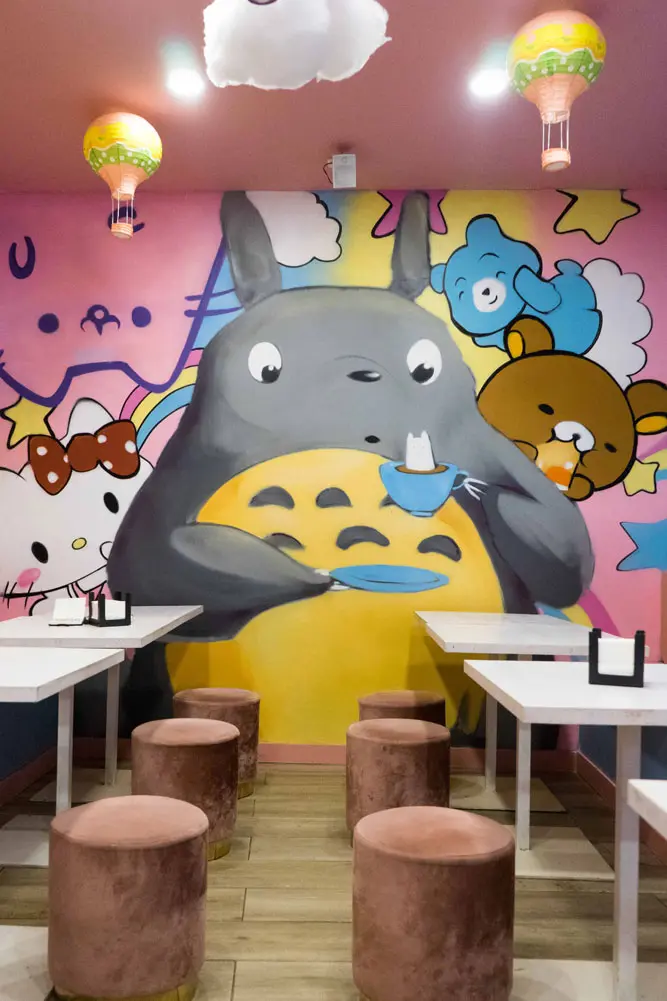 Mural temático estilo kawaii con personajes japoneses para decoración interior de cafetería en Madrid