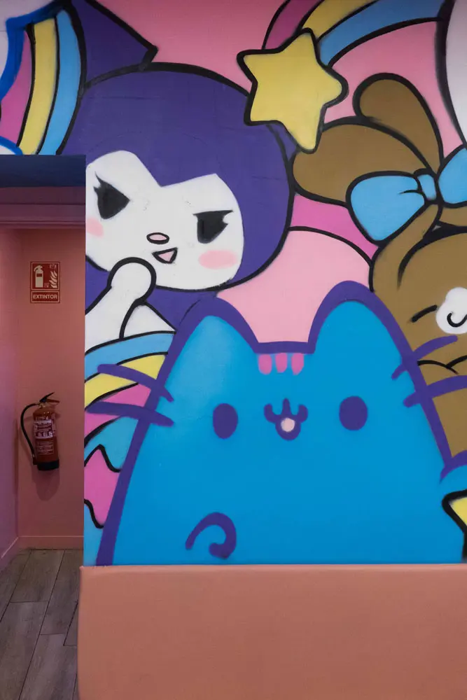 Mural kawaii con personajes japoneses en cafetería de Madrid