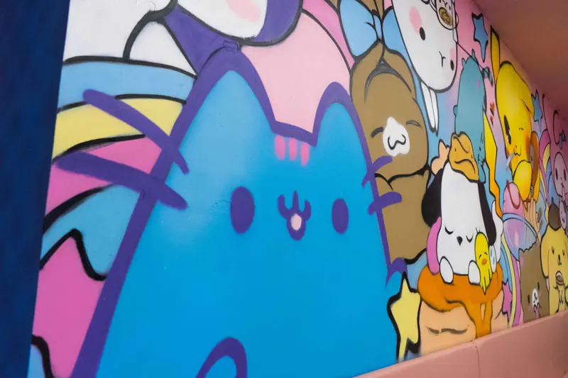 Mural kawaii con personajes japoneses en cafetería de Madrid