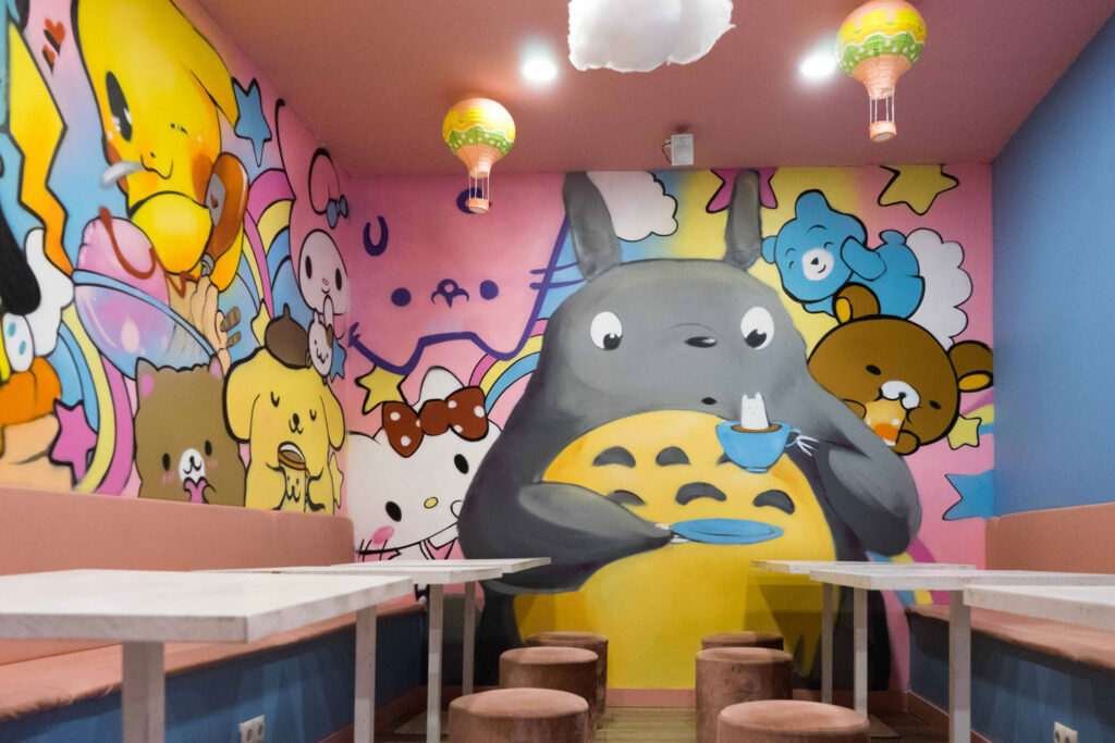 Mural kawaii con personajes japoneses en cafetería de Madrid